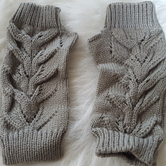 Accessories - Gray Knit Fingerless Gloves NEW